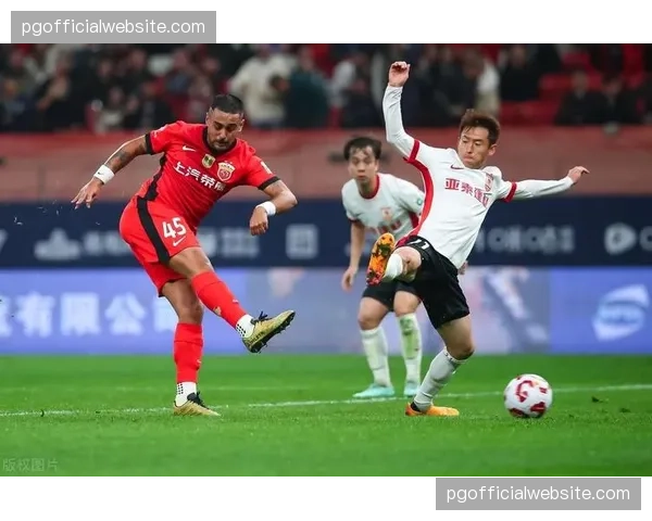 海港新援让·克劳德安佩姆因伤缺席训练 莱昂纳多带伤比赛影响发挥 海港新援让·克劳德安佩姆因伤缺席训练 莱昂纳多带伤比赛影响发挥