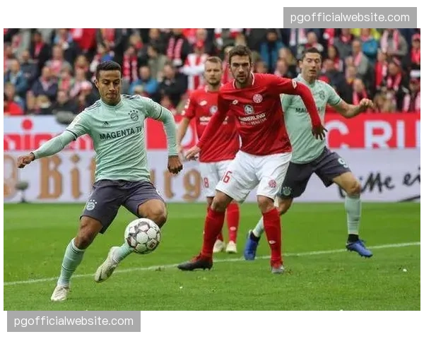 美因茨对阵拜仁上半场3-0领先 卫冕冠军防线暴露问题